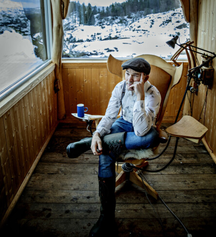 FÅR RO: Erik Alfred sitter heller i godstolen og nyter utsikten, framfor å se seg selv på tv. Foto: Nina Hansen / Dagbladet FÅR RO: Erik Alfred sitter heller i godstolen og nyter utsikten, framfor å se seg selv på tv. Foto: Nina Hansen / Dagbladet