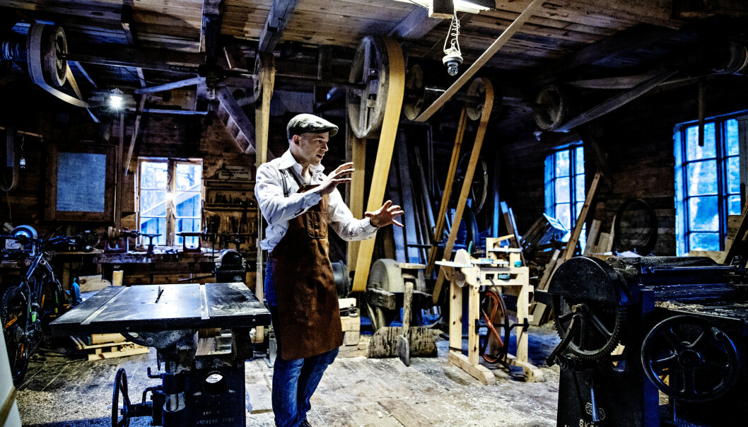 KREATIV: Erik Alfred blir gjerne omtalt som en moderne Reodor Felgen. Her viser han oss rundt i verkstedet sitt. Foto: Nina Hansen / Dagbladet KREATIV: Erik Alfred blir gjerne omtalt som en moderne Reodor Felgen. Her viser han oss rundt i verkstedet sitt. Foto: Nina Hansen / Dagbladet