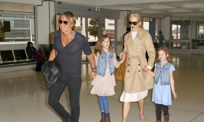FAMILIELYKKE:
Nicole og Keith tar døtrene
Sunday og Faith med seg
nesten uansett hvor de drar. Foto: Matrix/ GC Images/ Getty Images FAMILIELYKKE:
Nicole og Keith tar døtrene
Sunday og Faith med seg
nesten uansett hvor de drar. Foto: Matrix/ GC Images/ Getty Images