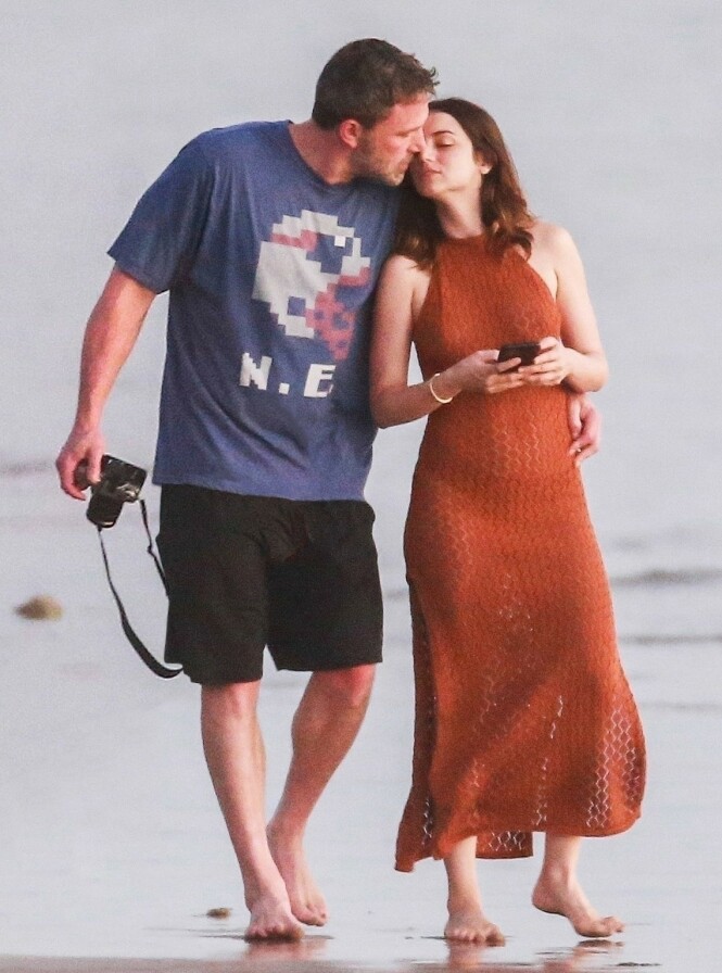 ROMANTISK: Ben Affleck og Ana de Armas så ut til å ha en svært romantisk spasertur på stranden i Costa Rica. Foto: Backgrid/ NTB scanpix ROMANTISK: Ben Affleck og Ana de Armas så ut til å ha en svært romantisk spasertur på stranden i Costa Rica. Foto: Backgrid/ NTB scanpix