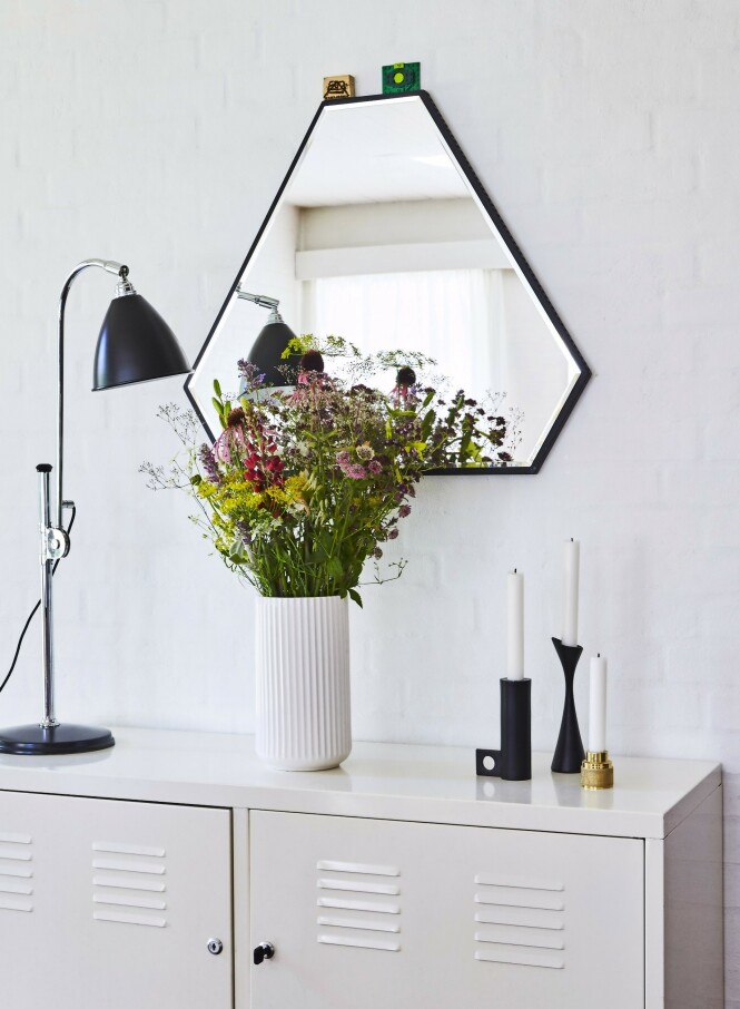 Skjenken er fra Ikea, speilet fra Novel Cabinet Makers, lampen fra BestLite og vasen fra Lyngby Porcelæn. Resten er loppefunn og gaver. Tips! Det er lett å blande ting med ulike former når alt er svart og hvitt. FOTO: Ditte Capion Skjenken er fra Ikea, speilet fra Novel Cabinet Makers, lampen fra BestLite og vasen fra Lyngby Porcelæn. Resten er loppefunn og gaver. Tips! Det er lett å blande ting med ulike former når alt er svart og hvitt. FOTO: Ditte Capion