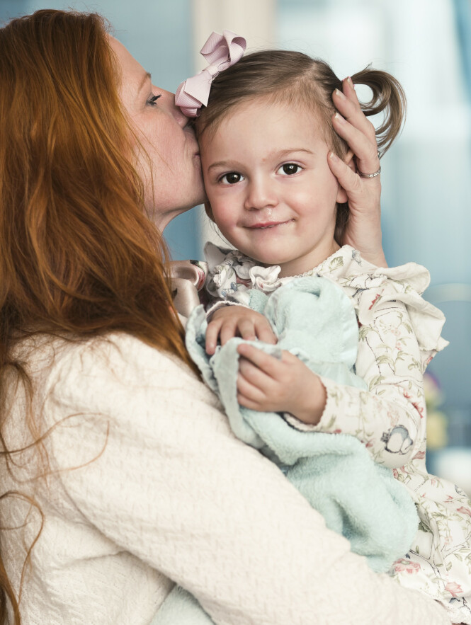 MAMMAS ARM: Minken er i dag 2 år, og Jannike er takknemlig over at hun fikk oppleve å bli mor enda en gang FOTO: Astrid Waller/KK MAMMAS ARM: Minken er i dag 2 år, og Jannike er takknemlig over at hun fikk oppleve å bli mor enda en gang FOTO: Astrid Waller/KK