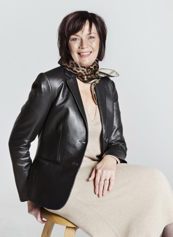 ELEGANT I STRIKK OG SKINN: Strikkekjole
(kr 2299, Katrin
Uri), skinnjakke
(kr 6099, Day),
skjerf (kr 1200,
Day). FOTO: Yvonne Wilhelmsen ELEGANT I STRIKK OG SKINN: Strikkekjole
(kr 2299, Katrin
Uri), skinnjakke
(kr 6099, Day),
skjerf (kr 1200,
Day). FOTO: Yvonne Wilhelmsen