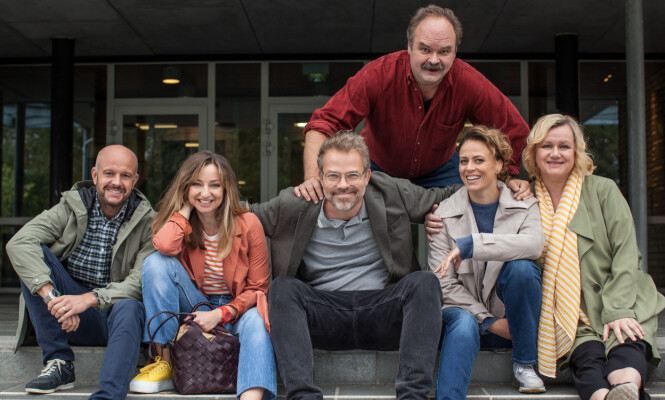 <strong>STJERNELAG:</strong> Hallgren er for tiden aktuell i «Aldri voksen», hvor han spiller mot en rekke kjente norske skuespillere. Foto: TV Norge <strong>STJERNELAG:</strong> Hallgren er for tiden aktuell i «Aldri voksen», hvor han spiller mot en rekke kjente norske skuespillere. Foto: TV Norge