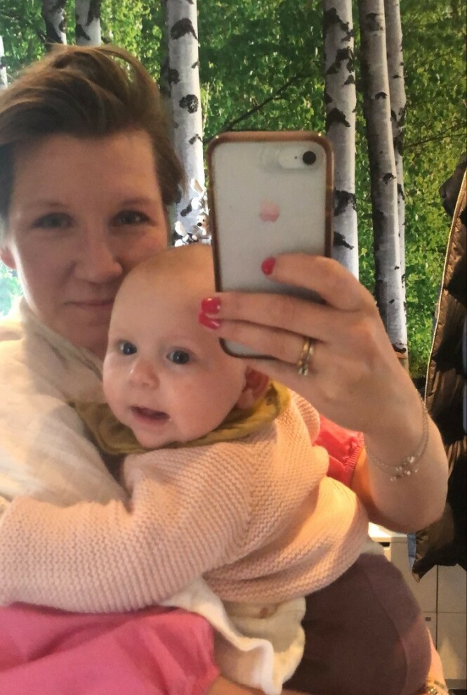SMÅBARNSMOR: Det kan gå en kule varmt hjemme hos Sara også, med tre små barn på slep - men hun har lært seg noen teknikker for å beholde roen. FOTO: Privat SMÅBARNSMOR: Det kan gå en kule varmt hjemme hos Sara også, med tre små barn på slep - men hun har lært seg noen teknikker for å beholde roen. FOTO: Privat