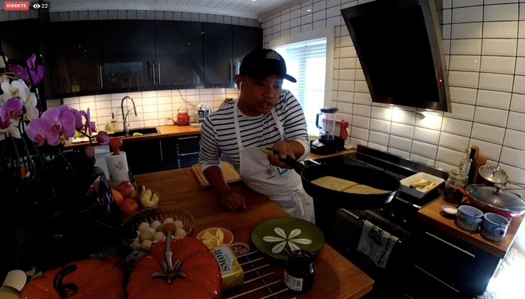 Kjøkkensjef Sebastian Engh på Halden-restauranten Curtisen holder dagens første av to økter med skolekjøkken. Foto: Skjermdump fra livesending Kjøkkensjef Sebastian Engh på Halden-restauranten Curtisen holder dagens første av to økter med skolekjøkken. Foto: Skjermdump fra livesending