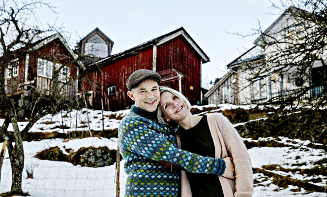HOLDER SEG HJEMME: Erik Alfred Tesaker og kona Ellen Marie har holdt seg selv og barna i selvpålagt karantene hjemme på gården sin på Gyland, etter at de begge ble syke. Foto: Nina Hansen / Dagbladet HOLDER SEG HJEMME: Erik Alfred Tesaker og kona Ellen Marie har holdt seg selv og barna i selvpålagt karantene hjemme på gården sin på Gyland, etter at de begge ble syke. Foto: Nina Hansen / Dagbladet