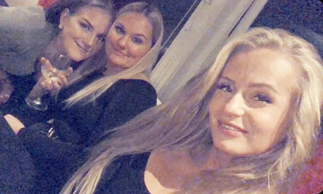TIMER FØR: Johanne (t.h.) delte dette bildet av seg og gode venner rett før de dro på bytur i Brønnøysund. Bare noen timer senere fikk hun hjerneslag. Foto: Privat TIMER FØR: Johanne (t.h.) delte dette bildet av seg og gode venner rett før de dro på bytur i Brønnøysund. Bare noen timer senere fikk hun hjerneslag. Foto: Privat