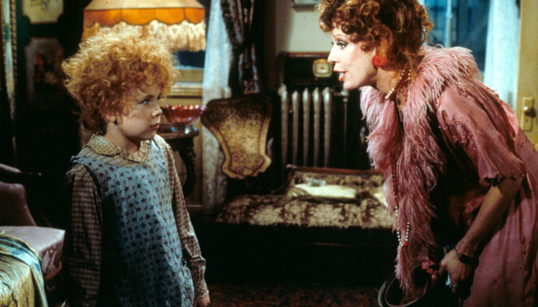 NOSTALGISK: Annie (spilt av Aileen Quinn) med den onde barnehjemsbestyreren Miss Hannigan (spilt av Carol Burnett). FOTO: NTB scanpix NOSTALGISK: Annie (spilt av Aileen Quinn) med den onde barnehjemsbestyreren Miss Hannigan (spilt av Carol Burnett). FOTO: NTB scanpix