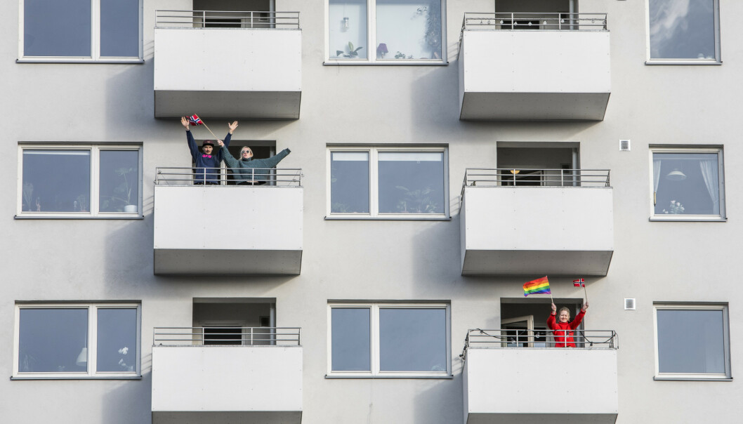 Hver dag klokka 18 jubles det for helsearbeidere og andre som holder samfunnet i gang mens vi andre sitte hjemme. Her fra Fossheim Borettslag.
Foto: Ole Berg-Rusten/NTB Scanpix Hver dag klokka 18 jubles det for helsearbeidere og andre som holder samfunnet i gang mens vi andre sitte hjemme. Her fra Fossheim Borettslag.
Foto: Ole Berg-Rusten/NTB Scanpix