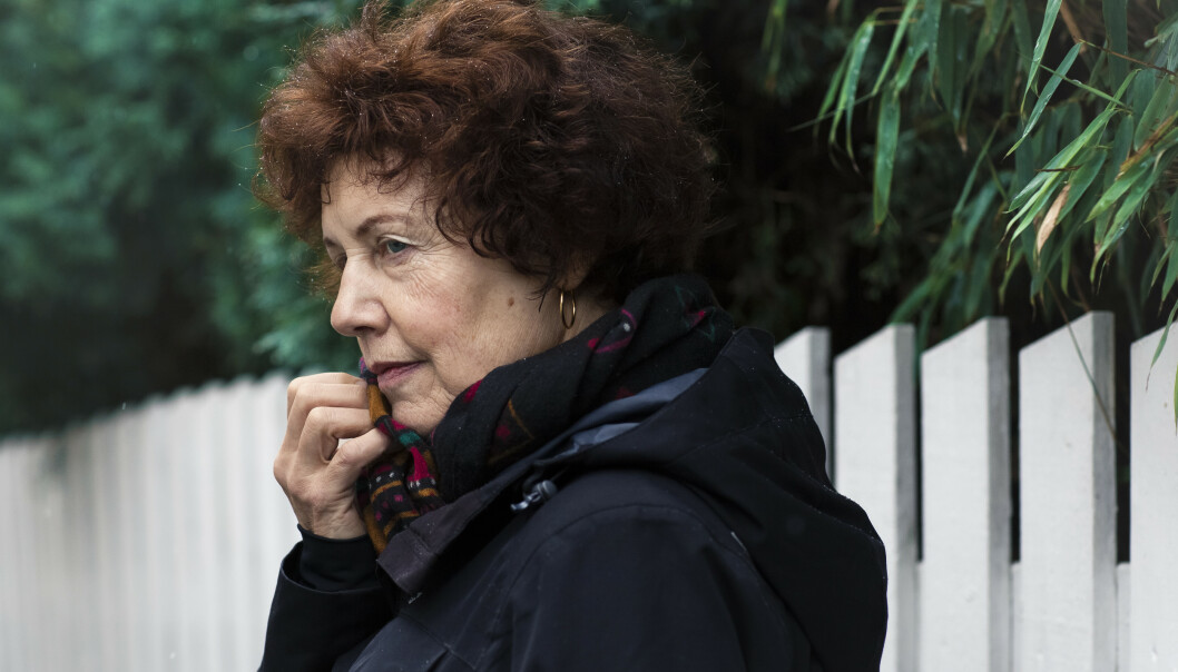 DEDIKERT TIL VENNER: Boka hun har skrevet om tiden etter datterens selvmord er dedikert til tolv av Johannas venner -som nå har blitt Ellens venner. FOTO: Astrid Waller DEDIKERT TIL VENNER: Boka hun har skrevet om tiden etter datterens selvmord er dedikert til tolv av Johannas venner -som nå har blitt Ellens venner. FOTO: Astrid Waller