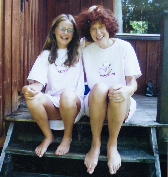 MOR OG DATTER: Om det er et bilde som har betydd noe spesielt? Ellen henter dette bildet av de to, i like nattkjoler. FOTO: Privat MOR OG DATTER: Om det er et bilde som har betydd noe spesielt? Ellen henter dette bildet av de to, i like nattkjoler. FOTO: Privat