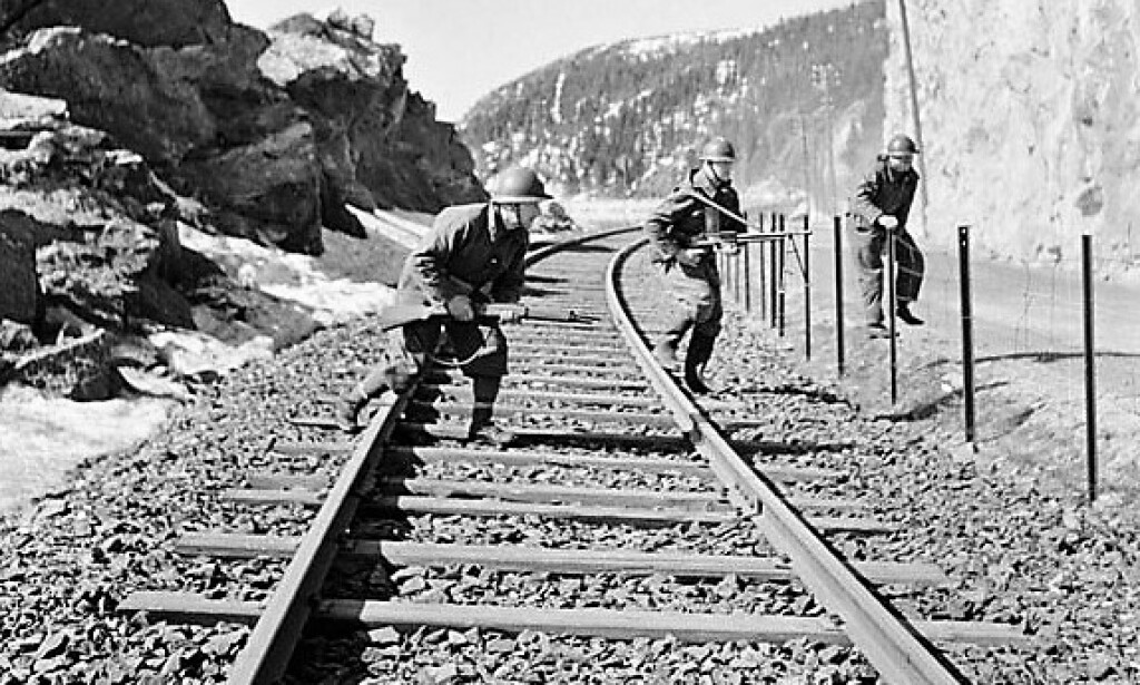 FREMMEDLEGIONÆRER rykker fram langs malmbanen utenfor Narvik. Foto: Knut Flovik Thoresens bok FREMMEDLEGIONÆRER rykker fram langs malmbanen utenfor Narvik. Foto: Knut Flovik Thoresens bok