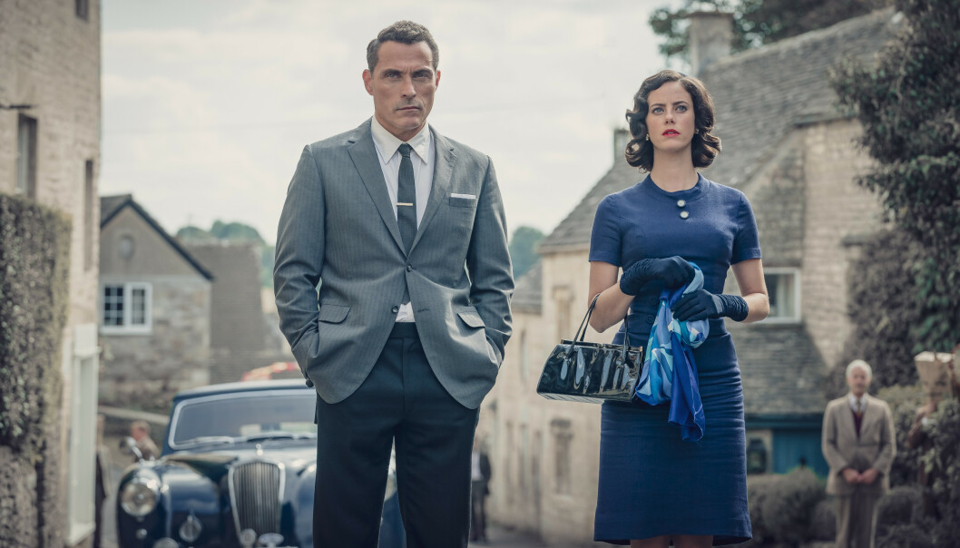 <strong>UTROSKAP:</strong> Handlingen foregår i London, anno 1961, og den suksessfulle antikvitetsforhandleren Mark Easterbrook (spilt av Rufus Sewell) prøver å løse opp i et mysterium han er blitt ufrivillig dratt inn i. Her med kona Hermia (spilt av Kaya Scodelario). FOTO: NRK <strong>UTROSKAP:</strong> Handlingen foregår i London, anno 1961, og den suksessfulle antikvitetsforhandleren Mark Easterbrook (spilt av Rufus Sewell) prøver å løse opp i et mysterium han er blitt ufrivillig dratt inn i. Her med kona Hermia (spilt av Kaya Scodelario). FOTO: NRK