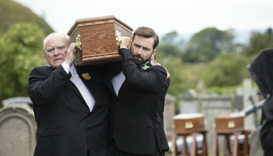 DEADWATER FELL: Legen og familiefaren Tom Kendrick (spilt David Tennant) av må begrave kona og barna etter mordbrannen - hvem har tent på familiehjemmet? FOTO: NRK DEADWATER FELL: Legen og familiefaren Tom Kendrick (spilt David Tennant) av må begrave kona og barna etter mordbrannen - hvem har tent på familiehjemmet? FOTO: NRK