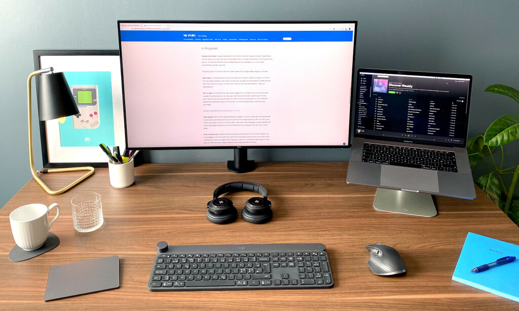 "Ekstern skjerm, mus, tastatur og en god stol kan gi store utslag på trivsel og effektivitet gjennom en arbeidsdag". Her fra forfatterens eget hjemmekontor. 📸: Privat "Ekstern skjerm, mus, tastatur og en god stol kan gi store utslag på trivsel og effektivitet gjennom en arbeidsdag". Her fra forfatterens eget hjemmekontor. 📸: Privat