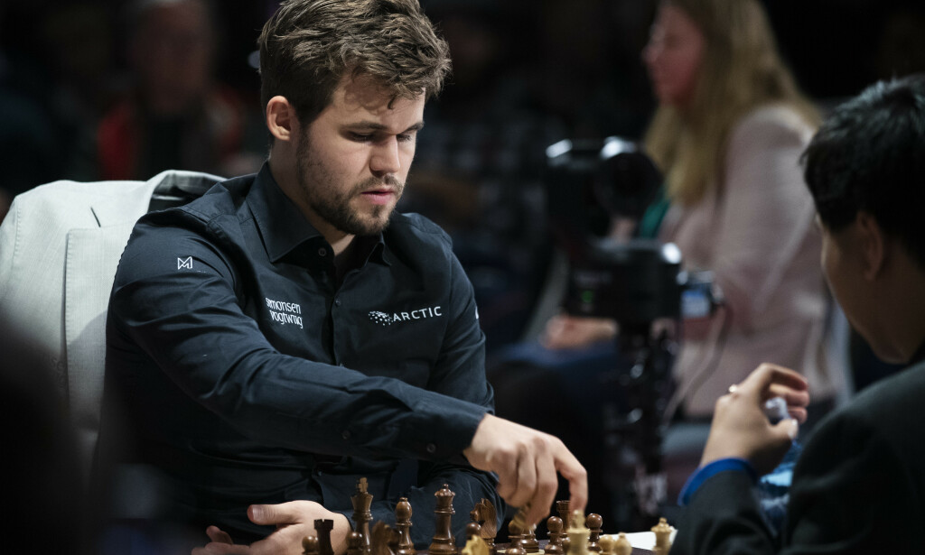 Magnus Carlsen slo Hikaru Nakamura i åpningsrunden i sin egen onlineturnering. Den ble avgjort med armageddon etter at spillerne vant to hurtigsjakkpartier hver. Foto: Berit Roald / NTB scanpix Magnus Carlsen slo Hikaru Nakamura i åpningsrunden i sin egen onlineturnering. Den ble avgjort med armageddon etter at spillerne vant to hurtigsjakkpartier hver. Foto: Berit Roald / NTB scanpix
