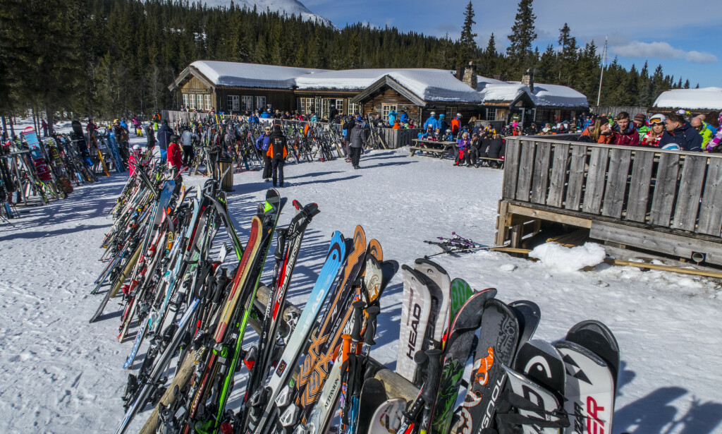 VANLIGVIS FULLT: Knettsætra i Trysilfjellet alpinsenter er vanligvis tettpakket i påsken. Nå er det stengt. Foto: Halvard Alvik / NTB scanpix VANLIGVIS FULLT: Knettsætra i Trysilfjellet alpinsenter er vanligvis tettpakket i påsken. Nå er det stengt. Foto: Halvard Alvik / NTB scanpix