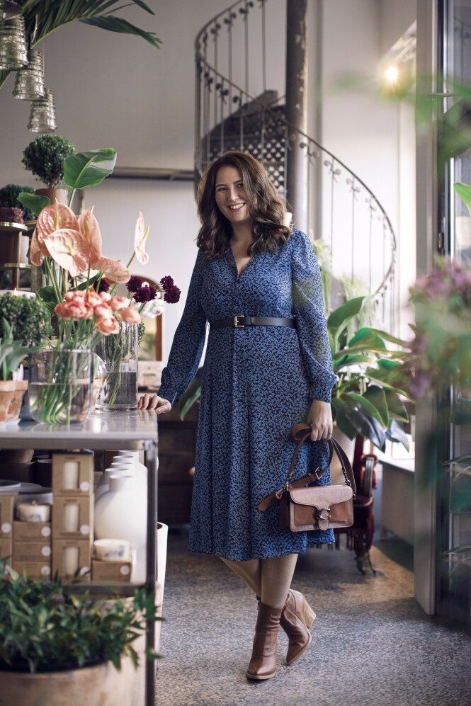 ETTER: Kjole (kr 2600, Michael Kors), veske (kr 3600, Coach/Høyer Byporten) og boots (kr 2500, Lille Vinkel Sko). Tips! Denne kjolen er like fin med hvite sneakers. FOTO: Astrid Waller ETTER: Kjole (kr 2600, Michael Kors), veske (kr 3600, Coach/Høyer Byporten) og boots (kr 2500, Lille Vinkel Sko). Tips! Denne kjolen er like fin med hvite sneakers. FOTO: Astrid Waller