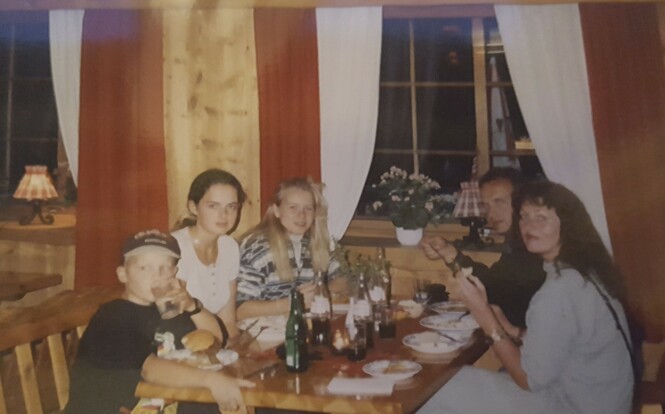 – Det gjorde meg stolt at vi gjorde noe annerledes. Det var alltid noe som skjedde. Alltid mange rundt bordet, minnes Maria. FOTO: Privat – Det gjorde meg stolt at vi gjorde noe annerledes. Det var alltid noe som skjedde. Alltid mange rundt bordet, minnes Maria. FOTO: Privat