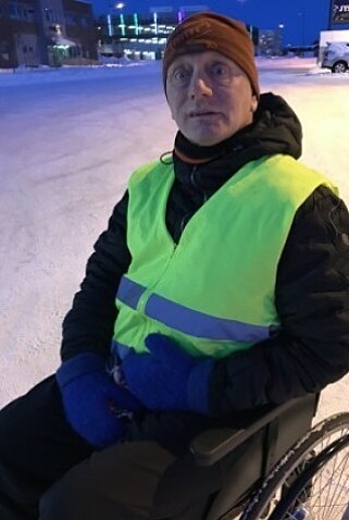 I RULLESTOL: Leif Arvid Ernstsen fra Alta er i dag pleietrengende 24 timer i døgnet. Foto: Privat I RULLESTOL: Leif Arvid Ernstsen fra Alta er i dag pleietrengende 24 timer i døgnet. Foto: Privat