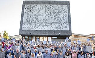 KJEMPER: Demonstranter er samlet foran Y-blokka. Dette bildet ble tatt for et år siden, og markerte den massive motstanden mot vedtaket om riving. Demonstrantene er iført stripete plagg for å hedre Pablo Picasso, som står for utsmykkingen sammen med Carl Nesjar. Foto: Ole Berg-Rusten / NTB Scanpix KJEMPER: Demonstranter er samlet foran Y-blokka. Dette bildet ble tatt for et år siden, og markerte den massive motstanden mot vedtaket om riving. Demonstrantene er iført stripete plagg for å hedre Pablo Picasso, som står for utsmykkingen sammen med Carl Nesjar. Foto: Ole Berg-Rusten / NTB Scanpix