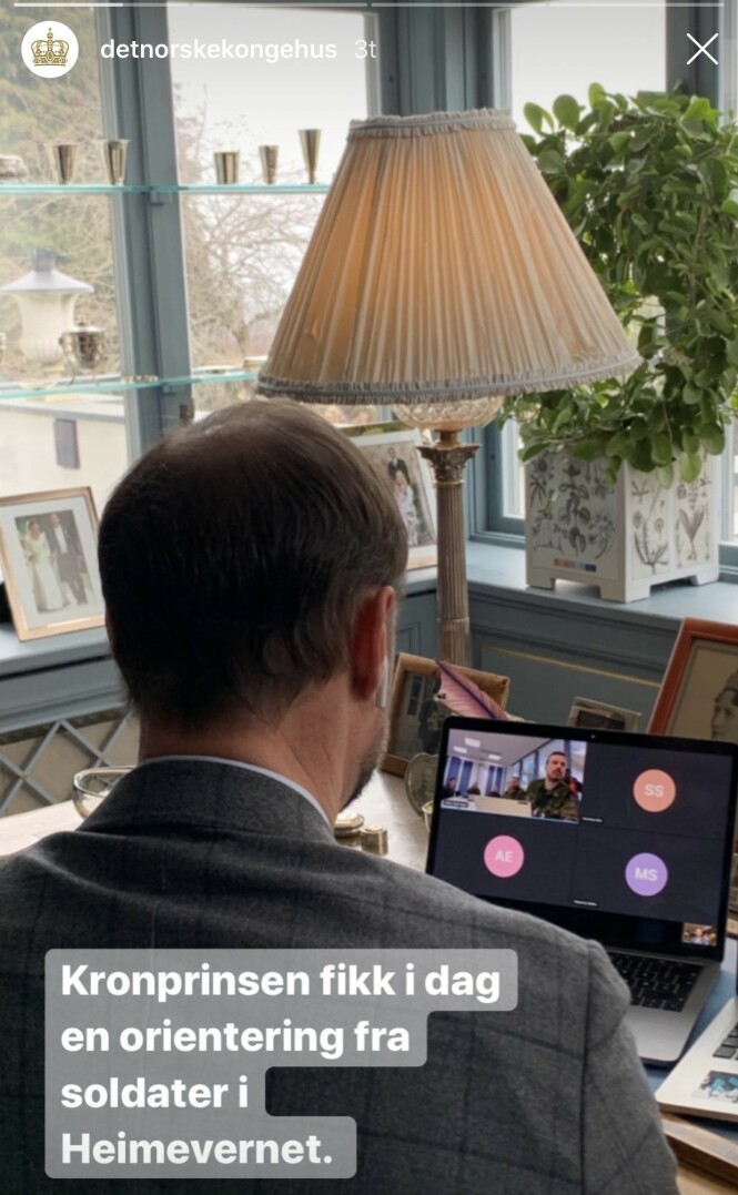 HJEMMEKONTOR: Kronprinsen har i likhet med mange av oss andre hjemmekontor i disse dager, og på kontoret har han dekorert med flere familiefotografier - blant annet et brudebilde av storesøster prinsesse Märtha Louise og sin avdøde eks-svoger Ari Behn (til venstre). FOTO: Skjermdump Instagram // @detnorskekongehus HJEMMEKONTOR: Kronprinsen har i likhet med mange av oss andre hjemmekontor i disse dager, og på kontoret har han dekorert med flere familiefotografier - blant annet et brudebilde av storesøster prinsesse Märtha Louise og sin avdøde eks-svoger Ari Behn (til venstre). FOTO: Skjermdump Instagram // @detnorskekongehus