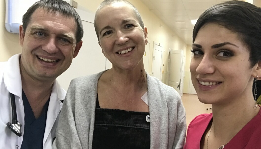 TILLIT: Doktor Denis Fedorenko og behandlingskoordinator Anastasia Panchenko var gull verdt for Karin. Hun fikk tillit til dem fra første stund, og kan fremdeles kontakte dem hvis det er noe hun lurer på.
Karin har mistet mesteparten av håret på grunn av behandlingen med cellegift.
FOTO: Privat TILLIT: Doktor Denis Fedorenko og behandlingskoordinator Anastasia Panchenko var gull verdt for Karin. Hun fikk tillit til dem fra første stund, og kan fremdeles kontakte dem hvis det er noe hun lurer på.
Karin har mistet mesteparten av håret på grunn av behandlingen med cellegift.
FOTO: Privat