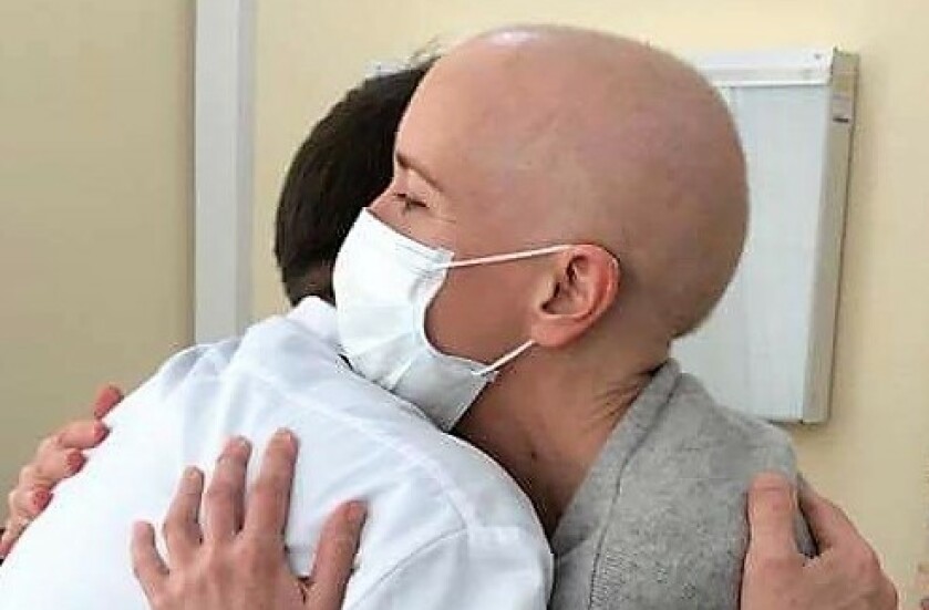 REDNINGSMANN: Karin kaller doktor Denis Fedorenko for sin redningsmann. Det var han som hadde hovedansvaret for hennes stamcellebehandling. Og han fortjener all verdens ros og klemmer, mener hun.FOTO: Privat REDNINGSMANN: Karin kaller doktor Denis Fedorenko for sin redningsmann. Det var han som hadde hovedansvaret for hennes stamcellebehandling. Og han fortjener all verdens ros og klemmer, mener hun.FOTO: Privat