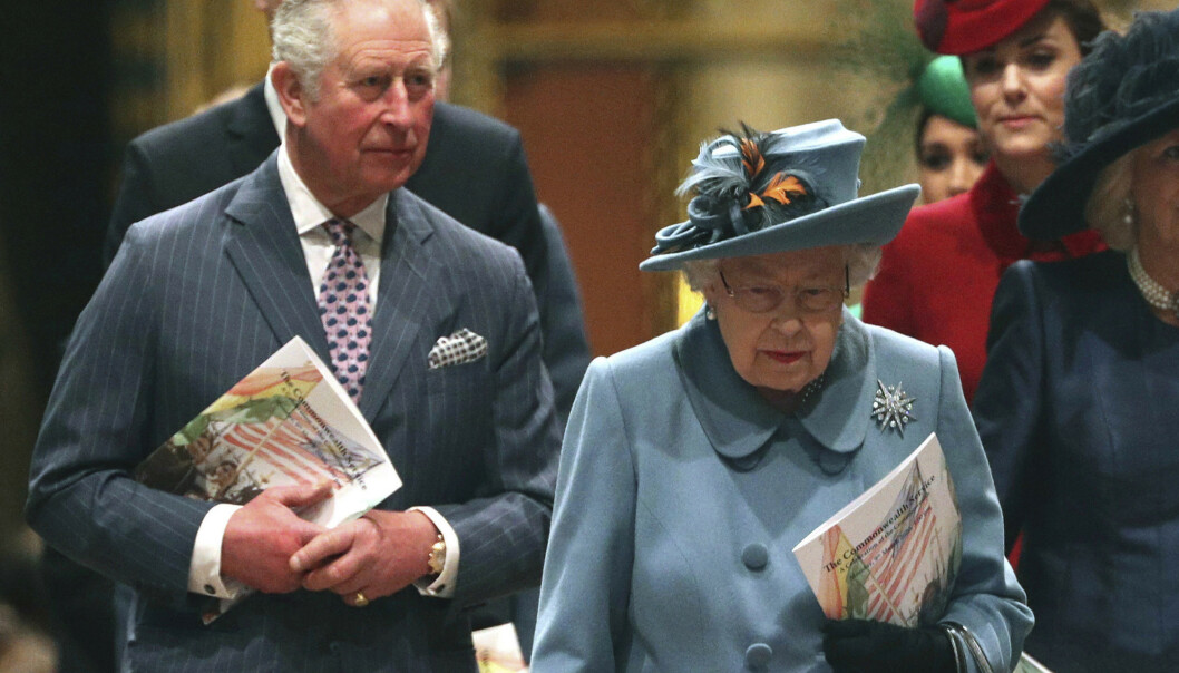 <strong>SMITTET:</strong> Prins Charles er smittet av coronaviruset, men skal være ved god helse. Her avbildet med dronning Elizabeth, hertuginne Camilla, hertuginne Kate, prins William, prins Harry og hertuginne Meghan for to uker siden. Foto: NTB scanpix <strong>SMITTET:</strong> Prins Charles er smittet av coronaviruset, men skal være ved god helse. Her avbildet med dronning Elizabeth, hertuginne Camilla, hertuginne Kate, prins William, prins Harry og hertuginne Meghan for to uker siden. Foto: NTB scanpix