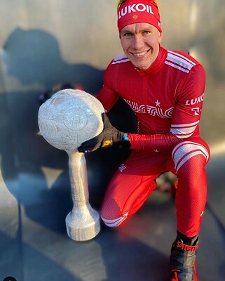 FALSK POKAL: Aleksandr Bolsjunov har fått en hjemmelaget krystallkule i påvente av den ekte. Foto: Privat FALSK POKAL: Aleksandr Bolsjunov har fått en hjemmelaget krystallkule i påvente av den ekte. Foto: Privat