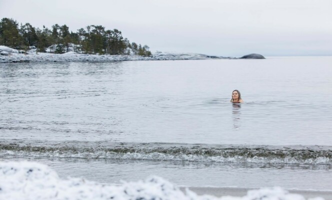 Til og med når hun må hakke hull i isen, bader Liina. Foto: Susanne Lindholm Til og med når hun må hakke hull i isen, bader Liina. Foto: Susanne Lindholm
