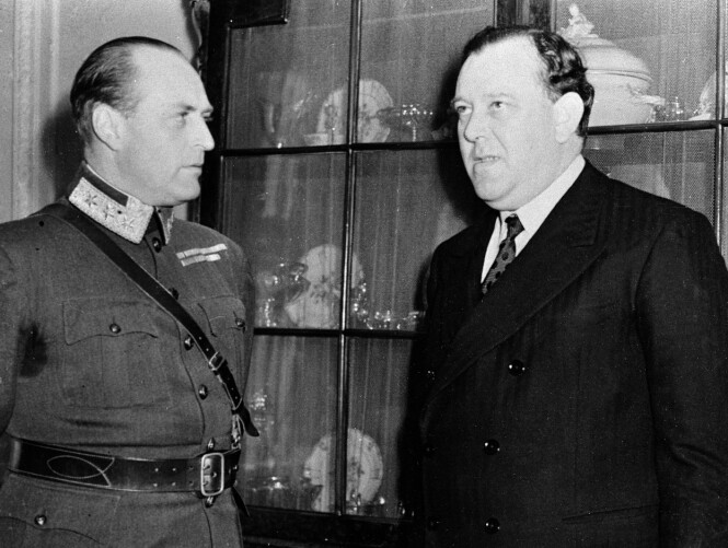 MEKTIGE MENN: Kronprins Olav i samtale med utenriksminister Trygve Lie under eksiltiden i London. FOTO: NTB scanpix MEKTIGE MENN: Kronprins Olav i samtale med utenriksminister Trygve Lie under eksiltiden i London. FOTO: NTB scanpix
