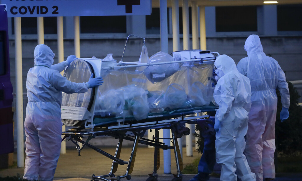 OVERFYLT: En pasient med coronavirus fraktes inn på Columbus Covid 2-sykehuset i Roma tidligere i mars. Sykehuset tar kun imot pasienter med coronavirus, og skal avlaste de regionale sykehusene. Foto: AP Photo / Alessandra Tarantino / NTB scanpix OVERFYLT: En pasient med coronavirus fraktes inn på Columbus Covid 2-sykehuset i Roma tidligere i mars. Sykehuset tar kun imot pasienter med coronavirus, og skal avlaste de regionale sykehusene. Foto: AP Photo / Alessandra Tarantino / NTB scanpix