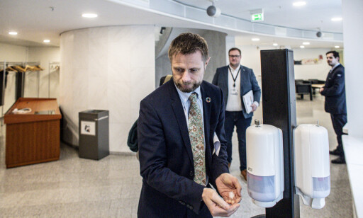 SER LYSET: Norske helsemyndigheter sier det er forsiktig grunn til optimisme i Norge. Andelen smittede per dag har vært jevn den siste uka. Her helseminister Bent Høie. Foto: Bjørn Langsem / Dagbladet SER LYSET: Norske helsemyndigheter sier det er forsiktig grunn til optimisme i Norge. Andelen smittede per dag har vært jevn den siste uka. Her helseminister Bent Høie. Foto: Bjørn Langsem / Dagbladet