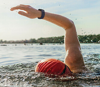 <strong>TÅLER VANN:</strong> Som forgjengeren Charge 3 er fireren vanntett, så du kan svømme med den. Foto: Fitbit <strong>TÅLER VANN:</strong> Som forgjengeren Charge 3 er fireren vanntett, så du kan svømme med den. Foto: Fitbit