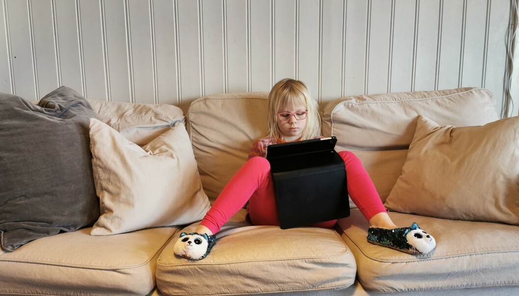 SOFASKOLE: Dorotea er ganske avslappet der hun har funnet sin plass i sofaen, med nettbrettet på fanget. FOTO: Privat SOFASKOLE: Dorotea er ganske avslappet der hun har funnet sin plass i sofaen, med nettbrettet på fanget. FOTO: Privat