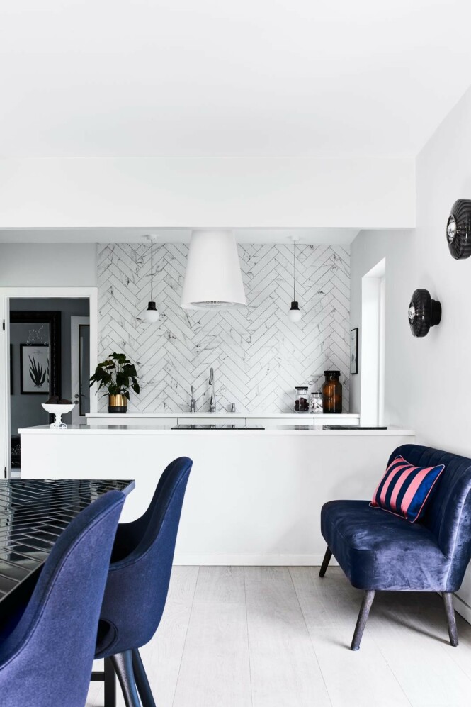 Har du plass, er det koselig å ha en liten sofa på kjøkkenet. For da kan den som lager mat, få selskap. Sofa Cozy Living, pute fra Bungalow og urtepotte fra Ilva. Kakeoppsats fra Royal Copenhagen, fliser fra Mosaikhjørnet og lamper fra &tradition. Kjøkkenvifte fra Trepol og kjøkken fra Invita. Tips! Hvis du ikke har overskap på kjøkkenet, kan du skape en flott effekt ved å flislegge veggen over kjøkkenbenken helt opp til taket. FOTO: Høeg + Møller Har du plass, er det koselig å ha en liten sofa på kjøkkenet. For da kan den som lager mat, få selskap. Sofa Cozy Living, pute fra Bungalow og urtepotte fra Ilva. Kakeoppsats fra Royal Copenhagen, fliser fra Mosaikhjørnet og lamper fra &tradition. Kjøkkenvifte fra Trepol og kjøkken fra Invita. Tips! Hvis du ikke har overskap på kjøkkenet, kan du skape en flott effekt ved å flislegge veggen over kjøkkenbenken helt opp til taket. FOTO: Høeg + Møller
