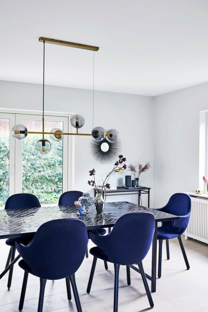 Camilla skaper sammenheng ved å la de samme stolene, men i ulike farger, gå igjen i flere rom. Stolene er fra &tradition, lampen fra Bolia og spisebordet fra Warm Nordic. Tips! Når gulvene er lyse og de fleste veggene er hvite, kan du lett endre fargepaletten i innredningen. FOTO: Høeg + Møller Camilla skaper sammenheng ved å la de samme stolene, men i ulike farger, gå igjen i flere rom. Stolene er fra &tradition, lampen fra Bolia og spisebordet fra Warm Nordic. Tips! Når gulvene er lyse og de fleste veggene er hvite, kan du lett endre fargepaletten i innredningen. FOTO: Høeg + Møller