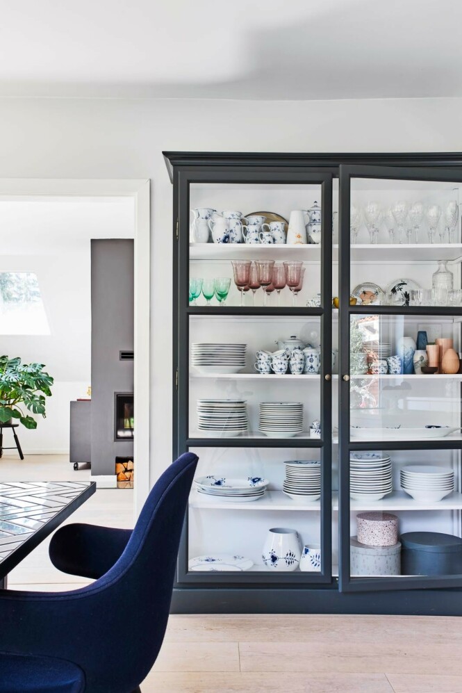 Still ut de fineste tingene dine i et vitrine skap. Det gir en koselig stemning. Skapet er fra Lindeberg Design og er et av Camillas beste kjøp. FOTO: Høeg + Møller Still ut de fineste tingene dine i et vitrine skap. Det gir en koselig stemning. Skapet er fra Lindeberg Design og er et av Camillas beste kjøp. FOTO: Høeg + Møller