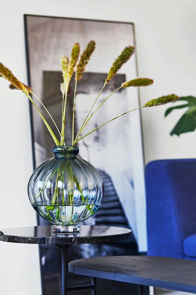 Putene er fra Ikea, sengeteppet fra Cozy Living og fotografiet er av Emil Monty Freddie. FOTO: Høeg + Møller Putene er fra Ikea, sengeteppet fra Cozy Living og fotografiet er av Emil Monty Freddie. FOTO: Høeg + Møller