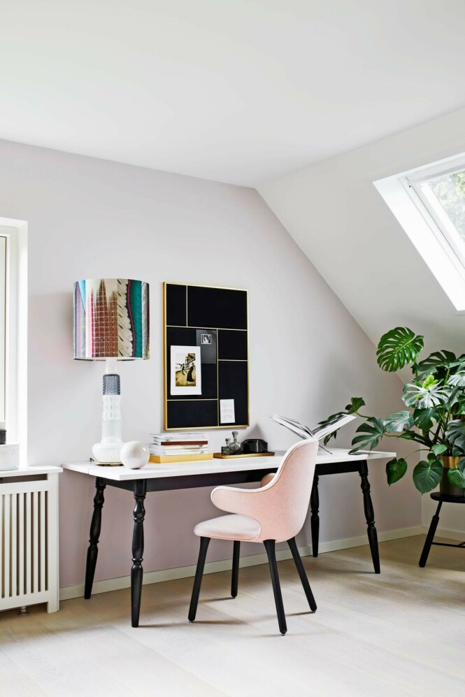 Det gamle skrivebordet er blitt pusset opp med maling, så det passer til den pastellfargede veggen. Oppslagstavlen er fra Please Wait to be Seated, og stolen er fra &tradition. Lampen er fra Design by Us og krakken fra Norm Architects. FOTO: Høeg + Møller Det gamle skrivebordet er blitt pusset opp med maling, så det passer til den pastellfargede veggen. Oppslagstavlen er fra Please Wait to be Seated, og stolen er fra &tradition. Lampen er fra Design by Us og krakken fra Norm Architects. FOTO: Høeg + Møller