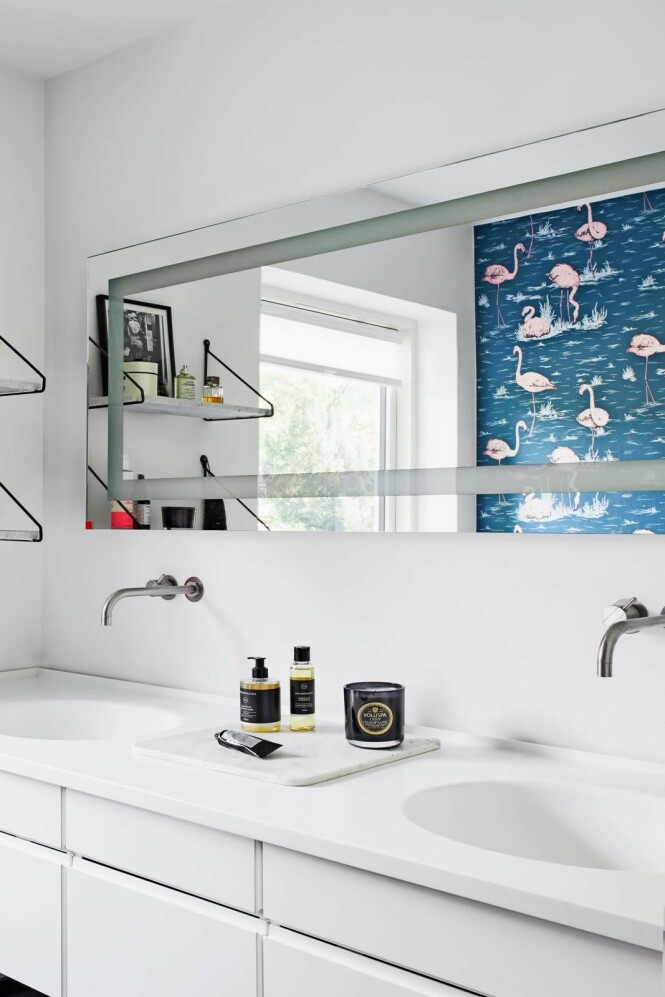 Badet er helt stramt i uttrykket med vegghengte armaturer fra Vola. Skapene er fra Invita. FOTO: Høeg + Møller Badet er helt stramt i uttrykket med vegghengte armaturer fra Vola. Skapene er fra Invita. FOTO: Høeg + Møller