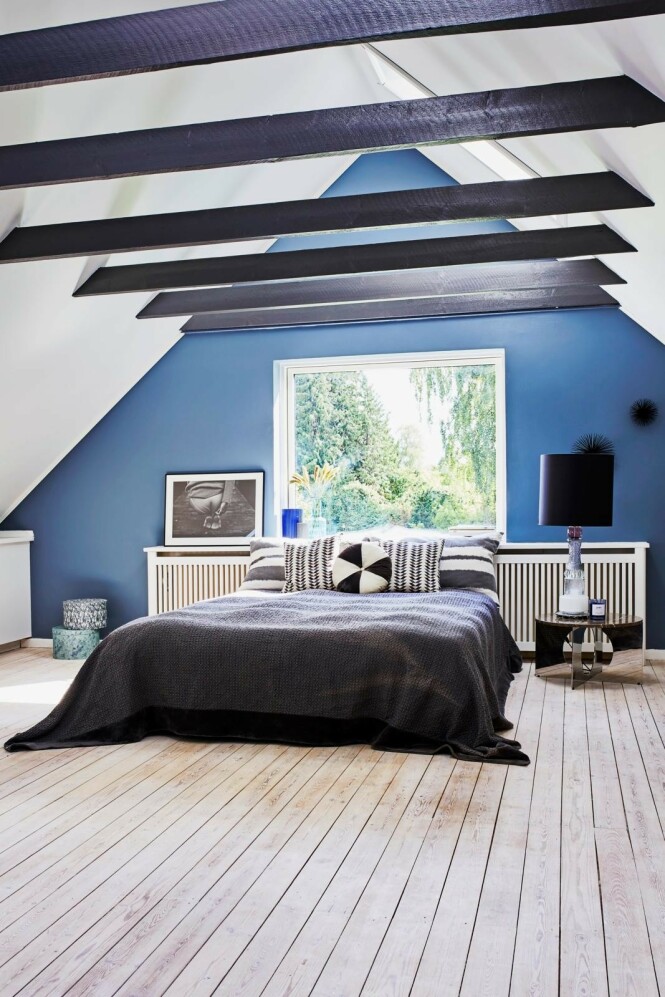 En ekstra lang radiatorskjuler fungerer både som utvidet vinduskarm og sengegavl på det store soverommet. Bord og lampe er fra Design by Us, veggpynt fra Mojoo og bokser fra Søstrene Grene. Tips! Ikke vær redd for å henge opp bilder, plakater og fotografier på veggene. Det gir karakter til hjemmet. FOTO: Høeg + Møller En ekstra lang radiatorskjuler fungerer både som utvidet vinduskarm og sengegavl på det store soverommet. Bord og lampe er fra Design by Us, veggpynt fra Mojoo og bokser fra Søstrene Grene. Tips! Ikke vær redd for å henge opp bilder, plakater og fotografier på veggene. Det gir karakter til hjemmet. FOTO: Høeg + Møller