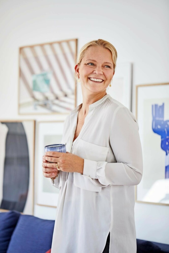 Camilla er ikke redd for å ta sjanser, og derfor har hun gått for en blå sofa. FOTO: Høeg + Møller Camilla er ikke redd for å ta sjanser, og derfor har hun gått for en blå sofa. FOTO: Høeg + Møller