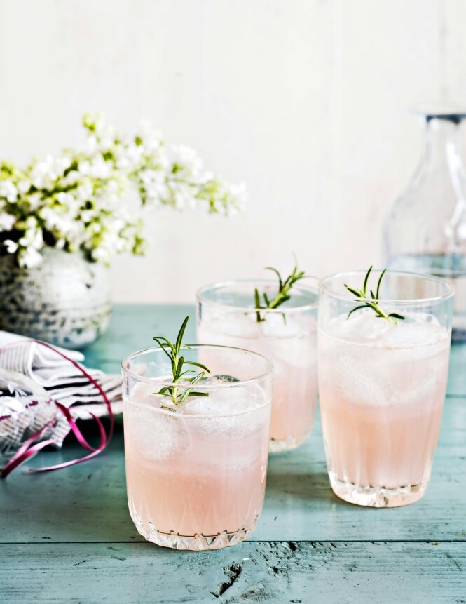 Tips! Du kan kjøpe rosa gin og tilsette grapefruktsaft som alternativ til de røde blodgrapefruktene, hvis du ikke får tak i dem. Tips! Du kan kjøpe rosa gin og tilsette grapefruktsaft som alternativ til de røde blodgrapefruktene, hvis du ikke får tak i dem.