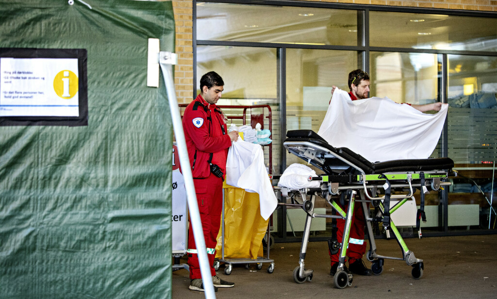 KLARGJØRING: Ambulansepersonell har akkurat levert en pasient til akuttmottaket. Her gjør de klar utstyret til å kunne hente nye pasienter. Foto: Nina Hansen / DAGBLADET KLARGJØRING: Ambulansepersonell har akkurat levert en pasient til akuttmottaket. Her gjør de klar utstyret til å kunne hente nye pasienter. Foto: Nina Hansen / DAGBLADET