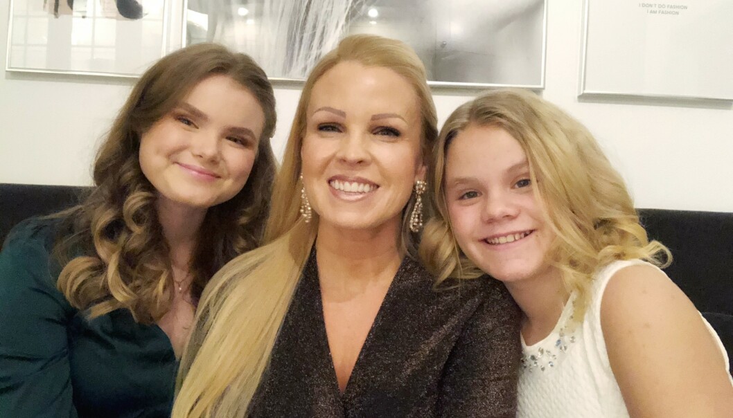Julen 2019 var spesielt tung for Anki og døtrene hennes. Midt i sorgen var det godt å ha hverandre. Familien har et nært og tett samhold, og tilbringer mye tid sammen. FOTO: Privat Julen 2019 var spesielt tung for Anki og døtrene hennes. Midt i sorgen var det godt å ha hverandre. Familien har et nært og tett samhold, og tilbringer mye tid sammen. FOTO: Privat
