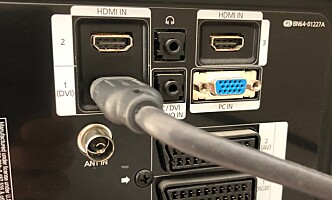 Bak TV-en din finner du en eller flere HDMI-porter. Bruk en HDMI-kabel fra en av disse til tilsvarende port i din PC, og du er i gang. Foto: Andreas H. Carlsen Bak TV-en din finner du en eller flere HDMI-porter. Bruk en HDMI-kabel fra en av disse til tilsvarende port i din PC, og du er i gang. Foto: Andreas H. Carlsen