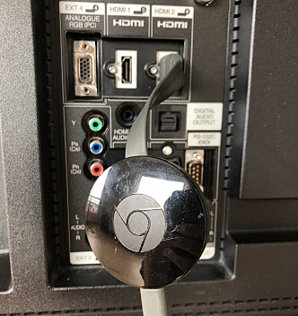 Slik ser en godt brukt Chromecast ut. Du plugger den i HDMI-porten bak TV-en. NB: Chromecasten må kobles opp mot samme trådløse nettverk som du bruker på din PC/mobil. Foto: Andreas H. Carlsen Slik ser en godt brukt Chromecast ut. Du plugger den i HDMI-porten bak TV-en. NB: Chromecasten må kobles opp mot samme trådløse nettverk som du bruker på din PC/mobil. Foto: Andreas H. Carlsen